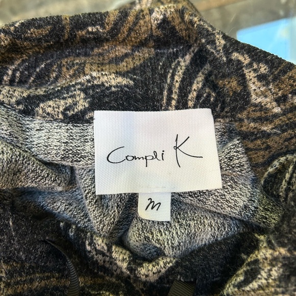 Abstract Swirl Pattern Tunic - Picture 6 of 8